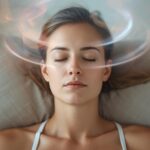 une femme en méditation avec des tourbillons autour de la tête